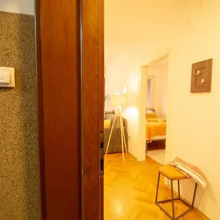 Yellow Circles Apt. On Great Location New Apartmán *