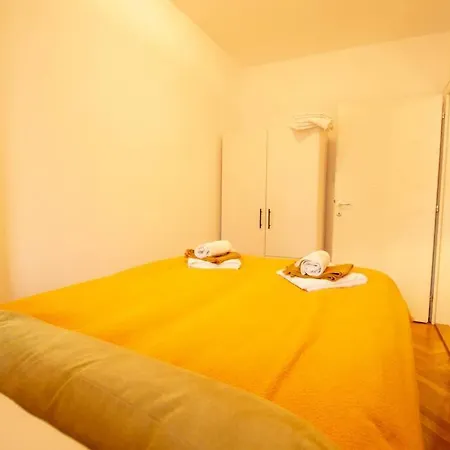 Yellow Circles Apt. On Great Location New 아파트 *