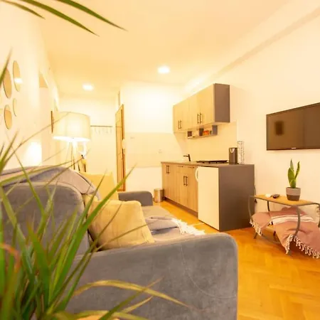 아파트 Yellow Circles Apt. On Great Location New *
