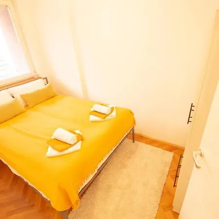 Yellow Circles Apt. On Great Location New 아파트 노비사드
