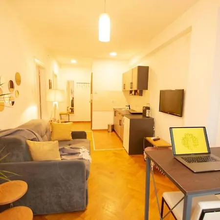 Yellow Circles Apt. On Great Location New 노비사드