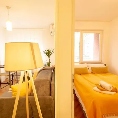 아파트 Yellow Circles Apt. On Great Location New