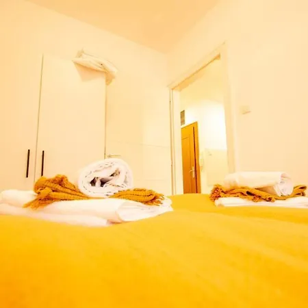 Yellow Circles Apt. On Great Location New Apartmán Novi Sad