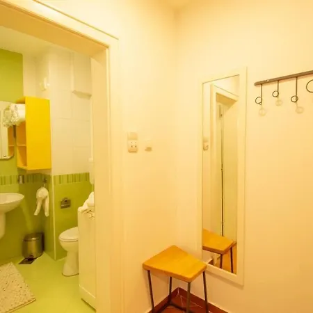 Yellow Circles Apt. On Great Location New Apartmán Novi Sad