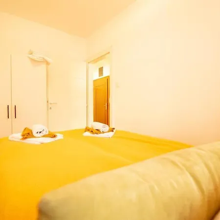 Yellow Circles Apt. On Great Location New Apartmán