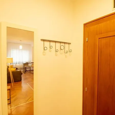 Yellow Circles Apt. On Great Location New Apartmán Novi Sad