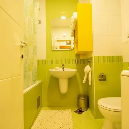 아파트 Yellow Circles Apt. On Great Location New 노비사드