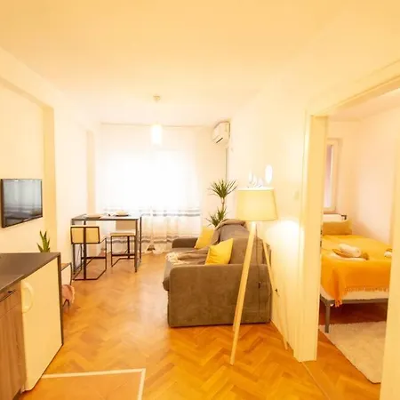 Yellow Circles Apt. On Great Location New Apartmán