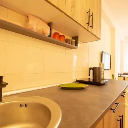 Yellow Circles Apt. On Great Location New Apartmán *