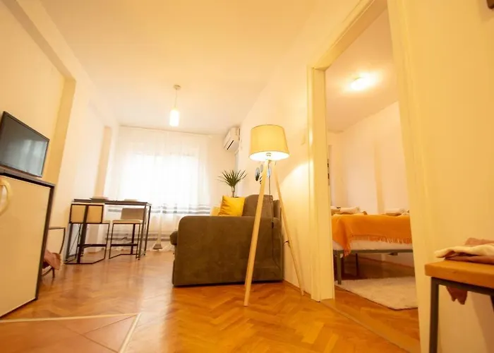 Yellow Circles Apt. On Great Location New Daire *