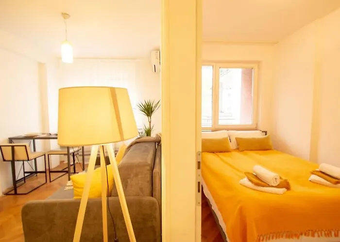 Daire Yellow Circles Apt. On Great Location New