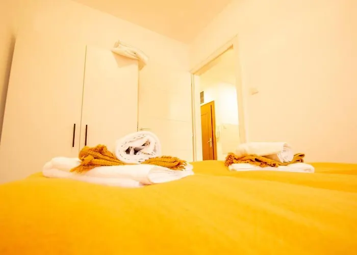 Yellow Circles Apt. On Great Location New Daire Novi Sad