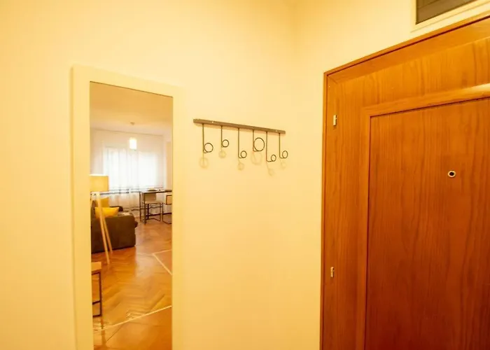 Yellow Circles Apt. On Great Location New Daire Novi Sad