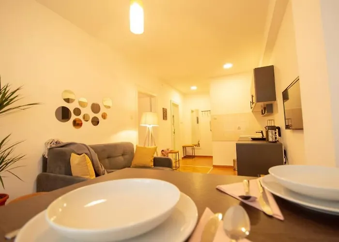 Yellow Circles Apt. On Great Location New Daire Novi Sad